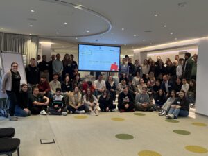 Exzellente Lernorte: Azubi-Camp 2025: Netzwerken, Lernen, Wachsen und persönliches Glück @Exzellente Lernorte, Gruppenfoto aller Teilnehmer im Tagungsraum